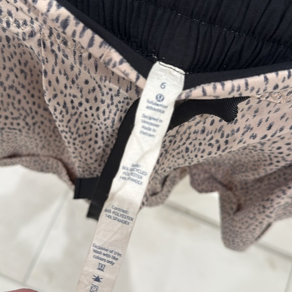 Lululemon Spring Break Away Short *4-way Stretch
Dottie Dash Grain Black EUC - Picture 11 of 12